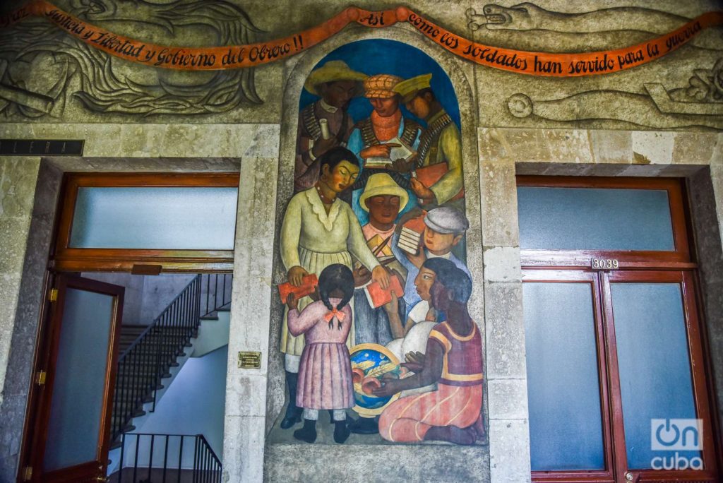 Alfabetización. mural de Diego Rivera en la Secretaría de Educación Pública. 
