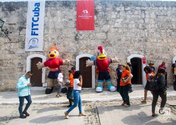 Participantes en la Feria Internacional de Turismo FitCuba 2023, en la fortaleza de La Cabaña, en La Habana. Foto: Otmaro Rodríguez.