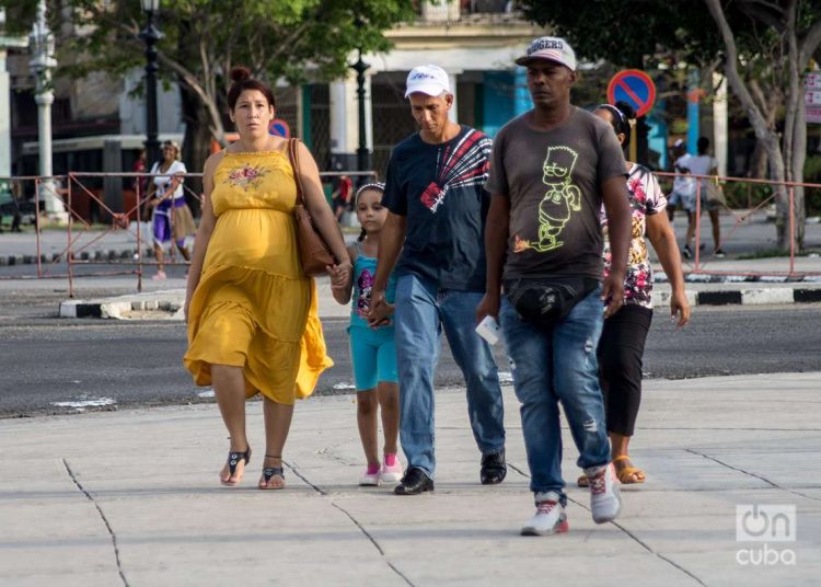Personas caminando en La Habana. Foto: Otmaro Rodríguez.