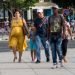 Personas caminando en La Habana. Foto: Otmaro Rodríguez.