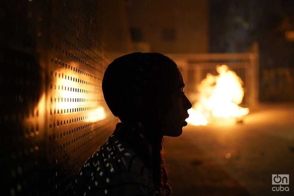 Los niños son los que más disfrutan el Lag Baomer, hacen hogueras y corren de un lado a otro buscando material quemable para mantener el fuego encendido. Foto: Alejandro Ernesto.