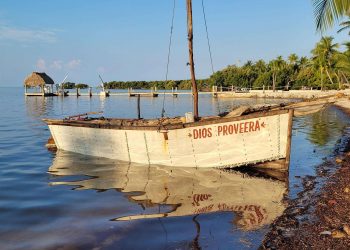La embarcación rústica a vela que llegó a Islamorada con 23 cubanos, en los Cayos de Florida. Foto: EFE.