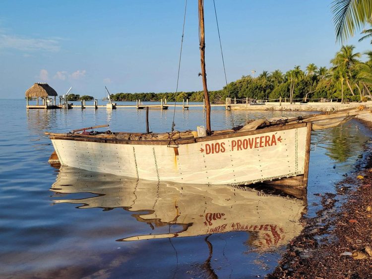 La embarcación rústica a vela que llegó a Islamorada con 23 cubanos, en los Cayos de Florida. Foto: EFE.