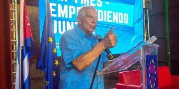 El alto representante de la Unión Europea para Asuntos Exteriores, Josep Borrell, habla durante un encuentro con empresarios privados de Cuba, en La Habana. Foto: Otmaro Rodríguez.