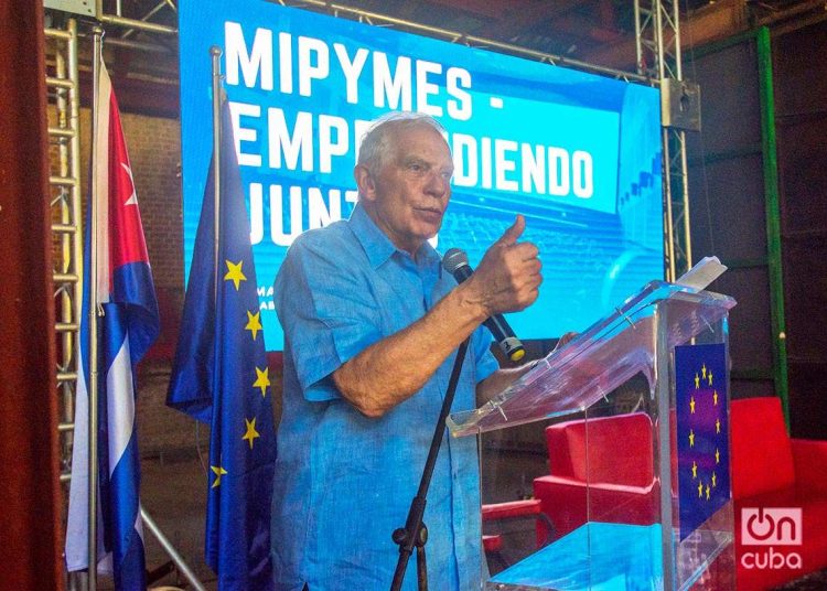 El alto representante de la Unión Europea para Asuntos Exteriores, Josep Borrell, habla durante un encuentro con empresarios privados de Cuba, en La Habana. Foto: Otmaro Rodríguez.