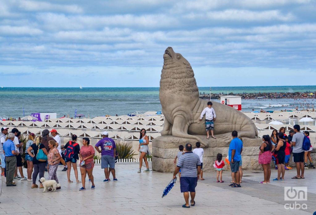 Una de las esculturas que conforman el Monumento al Lobo Marino, del artista Fioravanti, en Mar del Plata. Foto: Kaloian.