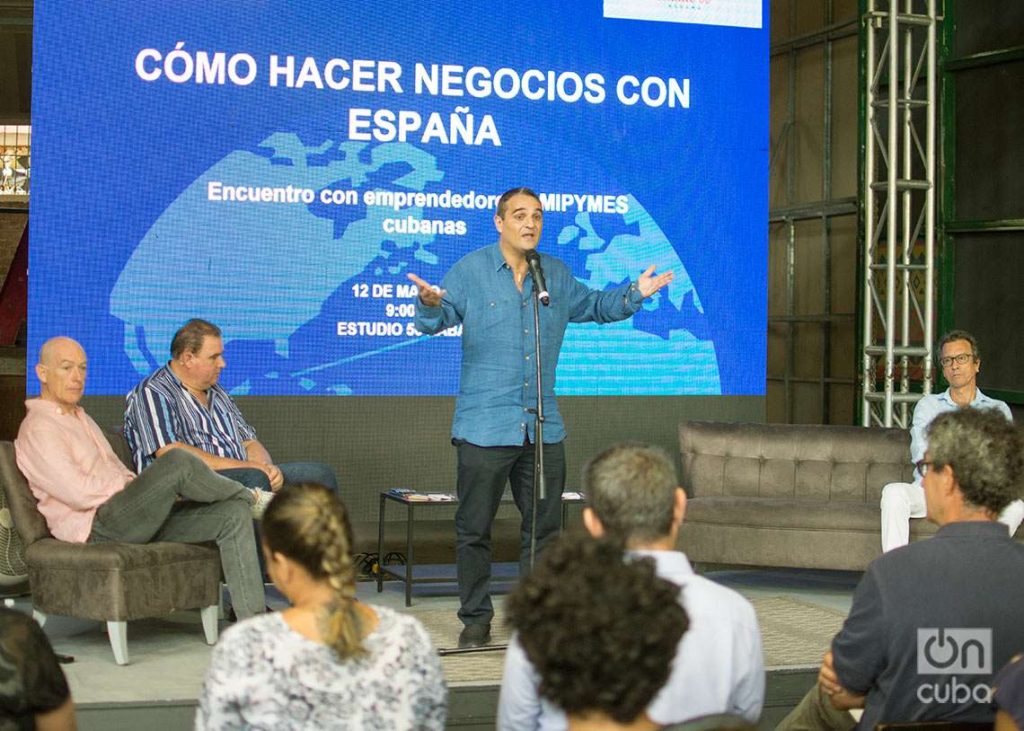 El embajador español en Cuba, Ángel Martín, habla durante el encuentro “Cómo hacer negocios con España”, realizado en La Habana y dedicado a las mipymes y los emprendores privados cubanos. Foto: Otmaro Rodríguez.