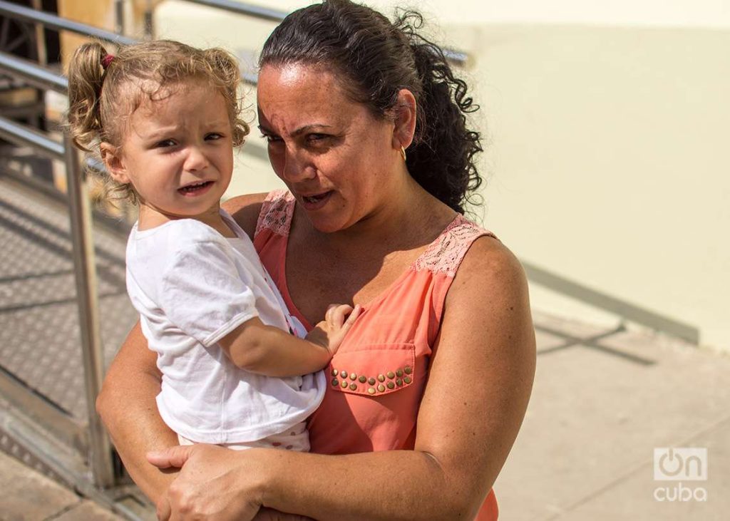 Una madre cubana con su hija. Foto: Otmaro Rodríguez.