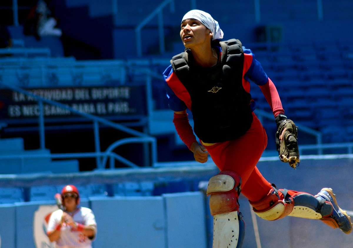 El béisbol femenino en Cuba tiene una historia centenaria, pero no fue hasta el presente siglo que encontró las condiciones ideales para comenzar lentamente la práctica organizada. Foto: Ricardo López Hevia.