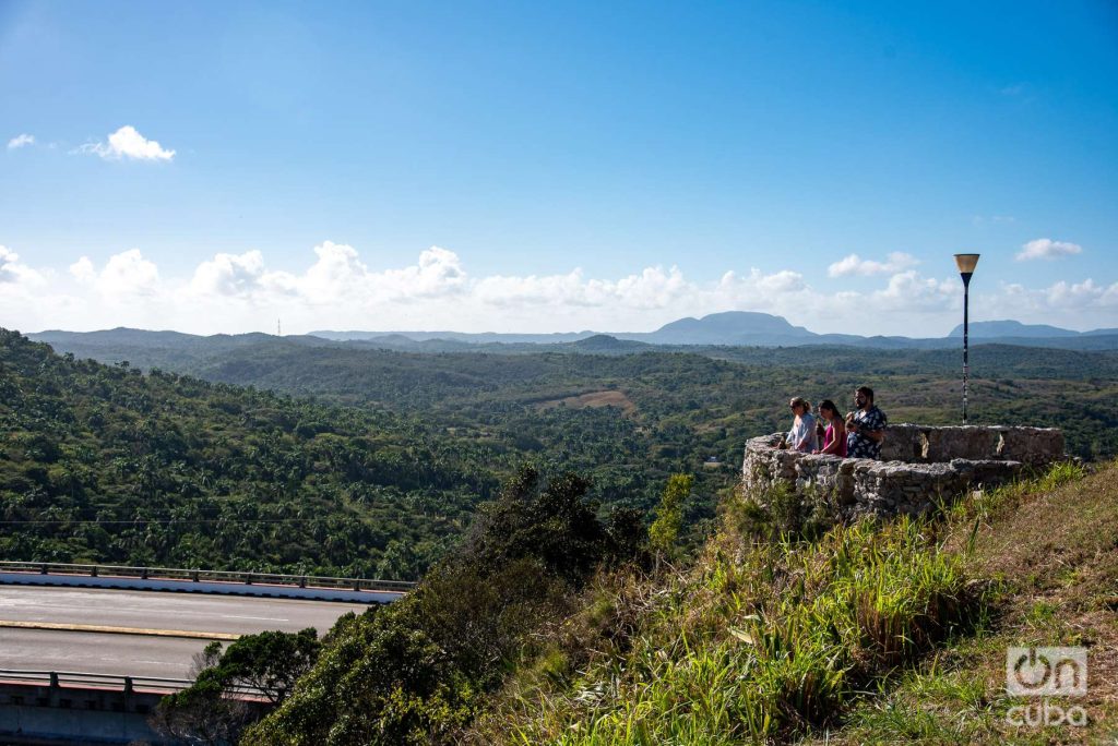 Desde el mirador resalta la sobriedad en medio de tanto verde del Valle de Yumurí. Foto: Kaloian.