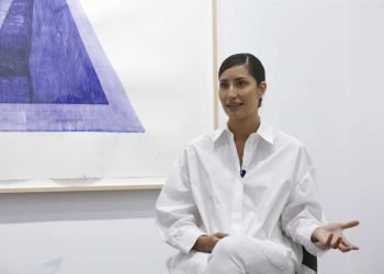 La artista cubana Rachel Valdés en una entrevista con la agencia EFE, a propósito de la apertura en Madrid de su muestra "Piscinas". Foto: Alejandro López / EFE.