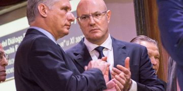 El presidente cubano Miguel Díaz-Canel (izq) y el vicepresidente del gobierno ruso, Dimitri Chernishenko, durante la clausura del foro empresarial Cuba- Rusia, en La Habana. Foto: Otmaro Rodríguez.