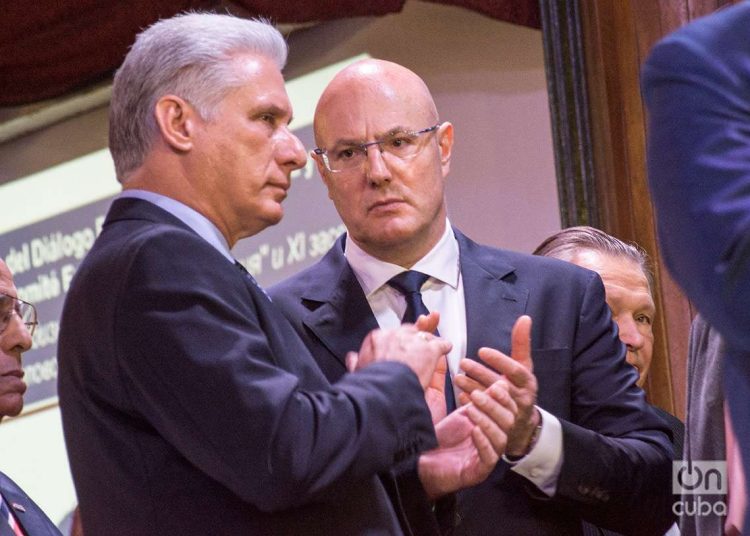 El presidente cubano Miguel Díaz-Canel (izq) y el vicepresidente del gobierno ruso, Dimitri Chernishenko, durante la clausura del foro empresarial Cuba- Rusia, en La Habana. Foto: Otmaro Rodríguez.