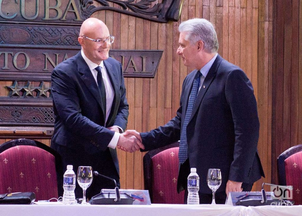 El presidente cubano Miguel Díaz-Canel (der) y el vicepresidente del gobierno ruso, Dimitri Chernishenko, se saludan en la clausura del foro empresarial Cuba- Rusia, en La Habana. Foto: Otmaro Rodríguez.