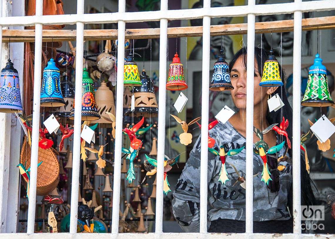 Venta de artesanías y souvenirs en Trinidad. Foto: Otmaro Rodríguez.