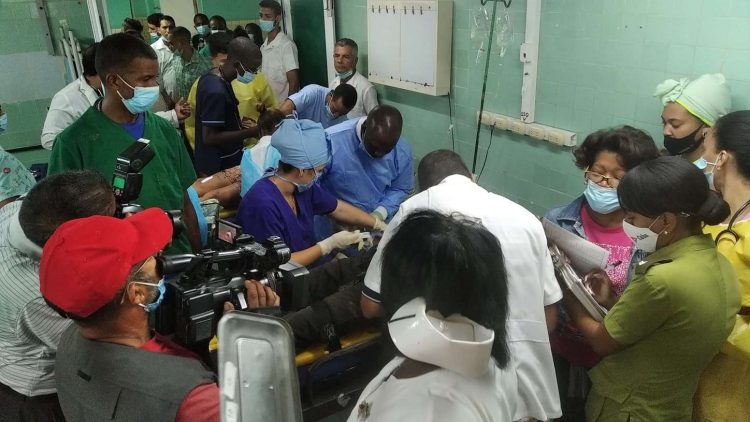 Personas lesionadas en un accidente masivo en Guantánamo, son atendidas en el Hospital Agostiho Neto. Foto: Periódico Venceremos / Facebook.