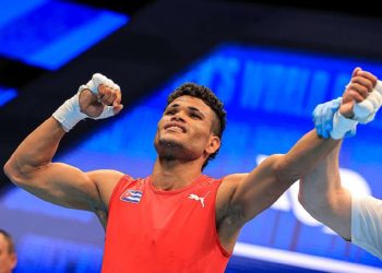 El boxeador cubano Erislandy Álvarez celebra un triunfo en el Campeonato Mundial de Taskent 2023. Foto: Jit / Archivo.