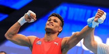 El boxeador cubano Erislandy Álvarez celebra un triunfo en el Campeonato Mundial de Taskent 2023. Foto: Jit / Archivo.