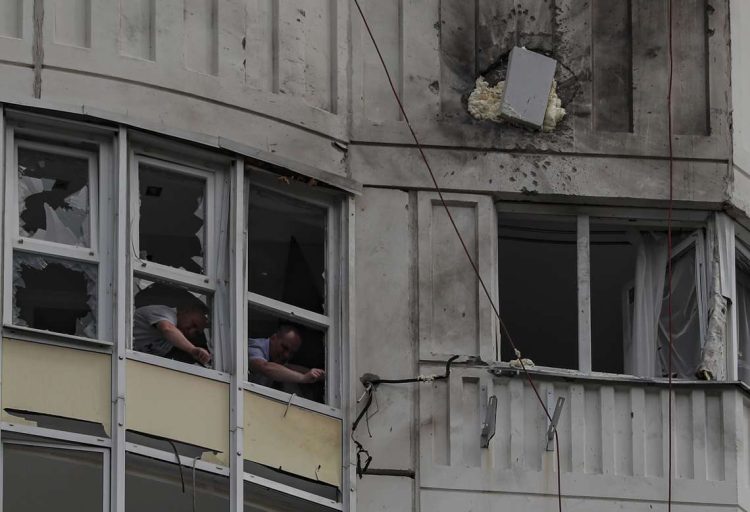 Investigadores rusos trabajan en un apartamento dañado en un edificio residencial luego de un ataque con drones en Moscú, Rusia, el 30 de mayo de 2023. Foto: Maxim Shipenkox / EFE.