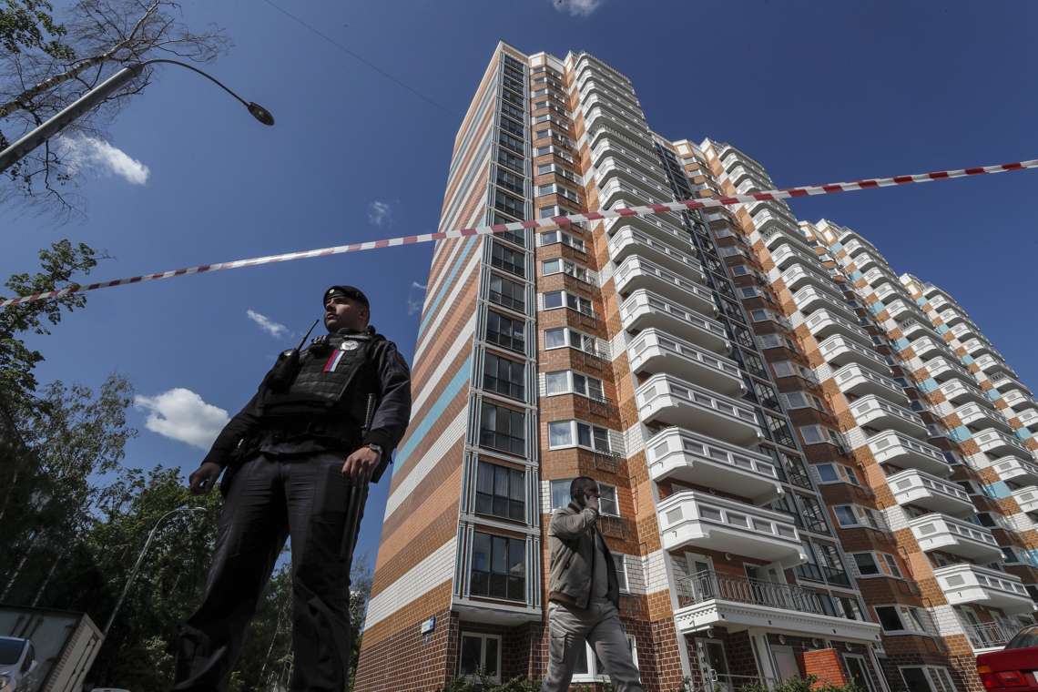 Un policía ruso hace guardia cerca de un edificio residencial dañado luego de un ataque con drones en Moscú, Rusia, el 30 de mayo de 2023. Foto: Yuri Kochetkov / EFE.