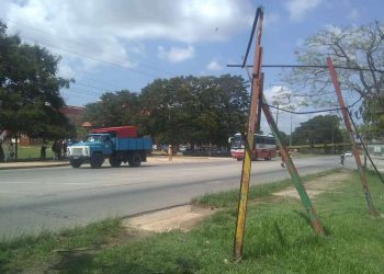 Vehículos en una carretera en las afueras de la ciudad de Camagüey. Foto. Archivo OnCuba.