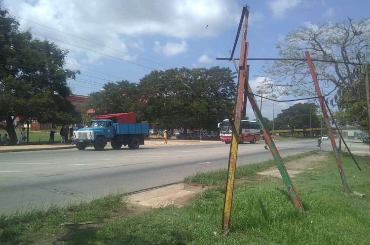 Vehículos en una carretera en las afueras de la ciudad de Camagüey. Foto. Archivo OnCuba.