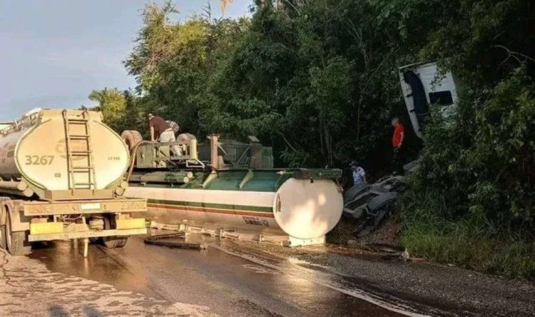 Carro cisterna accidentado en Holguín. Foto: Actualidad Matancera.