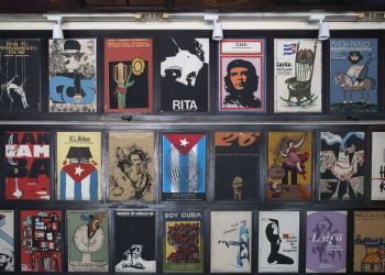 Exposición de carteles del cine cubano en la sede del Instituto Cubano del Arte e Industria Cinematográficos, en La Habana. Foto: Yander Zamora / EFE.