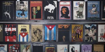 Exposición de carteles del cine cubano en la sede del Instituto Cubano del Arte e Industria Cinematográficos, en La Habana. Foto: Yander Zamora / EFE.