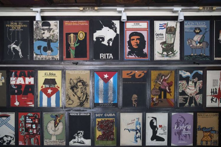 Exposición de carteles del cine cubano en la sede del Instituto Cubano del Arte e Industria Cinematográficos, en La Habana. Foto: Yander Zamora / EFE.