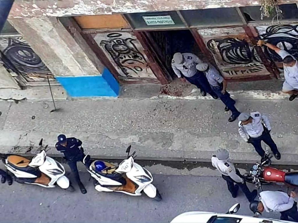 Fuerzas policiales en el lugar donde ocurrió un tiroteo en Centro Habana. Foto: tribuna.cu / Archivo.