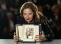 La francesa Justine Triet posa al ganarse el premio en Cannes. Foto: GUILLAUME HORCAJUELO/EFE/EPA.