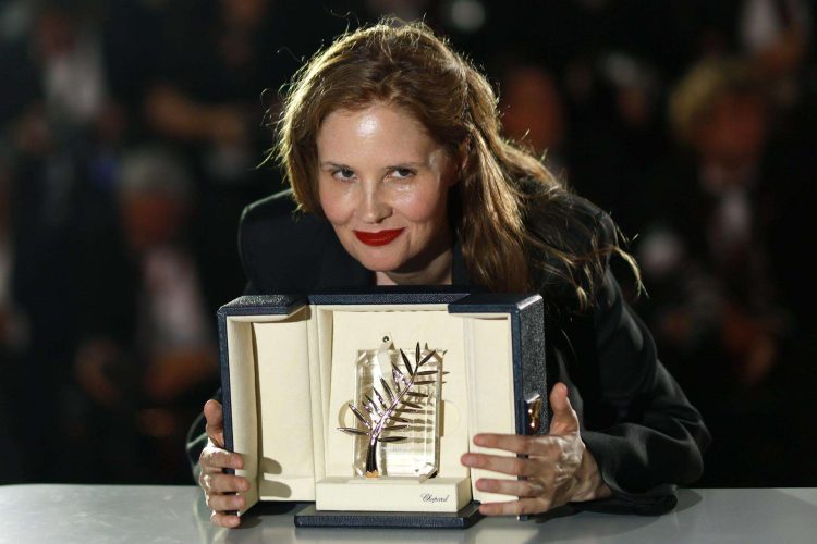 La francesa Justine Triet posa al ganarse el premio en Cannes. Foto: GUILLAUME HORCAJUELO/EFE/EPA.