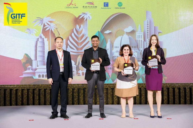 Mintur recibe el premio como el destino turístico más distintivo durante la Feria Internacional de Viajes de Guangzhou 2023. Foto: Embajada de Cuba en China.