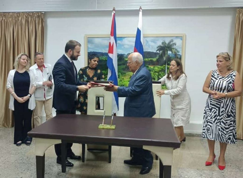 El titular del Comercio Exterior y la Inversión Extranjera de Cuba, Ricardo Cabrisas (der) y el asesor de la Presidencia de Rusia para asuntos económicos, Maksim S. Oreshkin, intercambian copias del memorando de entendimiento para iniciativas de inversión bilateral. Foto: @MINCEX_CUBA / Twitter.