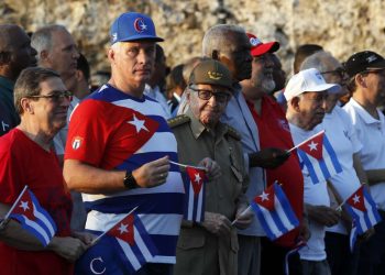 El presidente cubano Miguel Díaz-Canel (i) y el expresidente Raúl Castro (c) participan en el acto por el Día Internacional de los Trabajadores en el Malecón de La Habana, el 5 de mayo de 2023. Foto: Ernesto Mastrascusa / EFE.