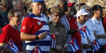 El presidente cubano Miguel Díaz-Canel (i) y el expresidente Raúl Castro (c) participan en el acto por el Día Internacional de los Trabajadores en el Malecón de La Habana, el 5 de mayo de 2023. Foto: Ernesto Mastrascusa / EFE.