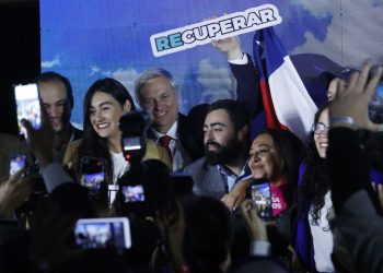 El líder del ultraderechista Partido Republicano, José Antonio Kast (c), celebra junto a otros políticos el triunfo de su partido en las elecciones para el Consejo Constituyente, que se encargará de la redacción de la nueva Carta Magna de Chile. Foto: Elvis González / EFE.