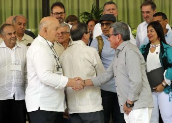 Otty Patiño (i), delegado del Gobierno Colombiano y el negociador jefe del ELN, Israel Ramírez, alias 'Pablo Beltrán' (d), se saludan durante el inicio del tercer ciclo de los diálogos de Paz entre el Gobierno Colombiano y el ELN, en La Habana. Foto: Ernesto Mastrascusa / EFE / Archivo.