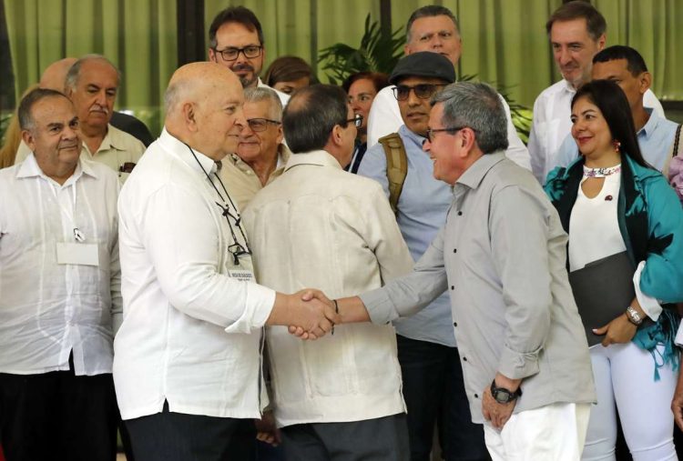 Otty Patiño (i), delegado del Gobierno Colombiano y el negociador jefe del ELN, Israel Ramírez, alias 'Pablo Beltrán' (d), se saludan durante el inicio del tercer ciclo de los diálogos de Paz entre el Gobierno Colombiano y el ELN, en La Habana. Foto: Ernesto Mastrascusa / EFE / Archivo.