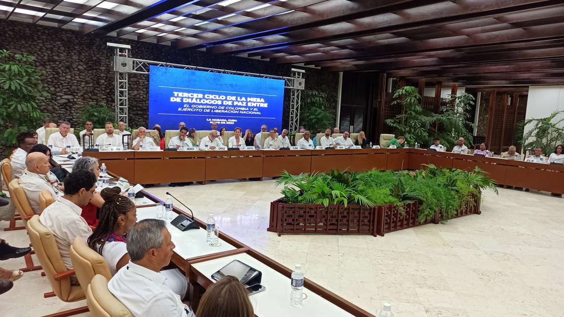 Las delegaciones del Gobierno de Colombia y de la guerrilla del Ejército de Liberación Nacional (ELN)que iniciaron formalmente el tercer ciclo de los diálogos de Paz. Foto: Ernesto Mastrascusa/EFE.