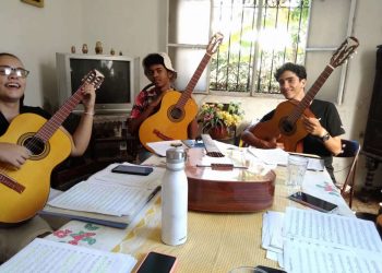 Fotografía cedida por Gibson donde aparecen unos estudiantes de composición de canciones de la Escuela Nacional de Arte (ENA) de Cuba mientras tocan sus nuevas guitarras acústicas Epiphone recibidas de Gibson Gives. Foto: EFE/Gibson.