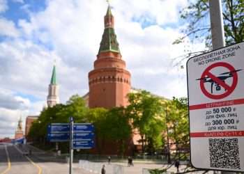 Una placa en las afueras del Kremlin indica la prohibición  de ser sobrevolado por drones. | Foto: AP