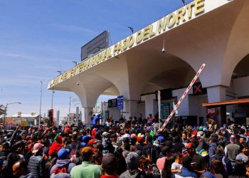 Miles de indocumentados se concentran en el cruce fronterizo de El Paso, Texas. | Foto: Jose Luis Gonzalez/Reuters