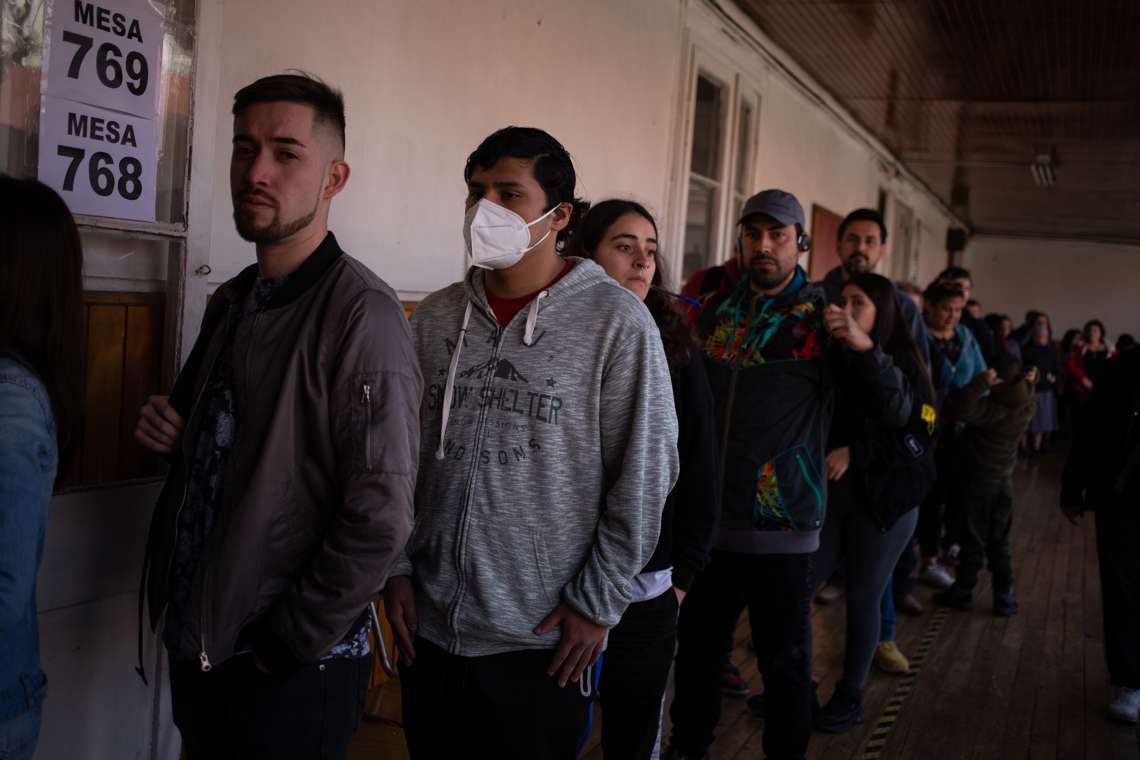 Chileans queue to vote in the elections for the second constituent elections at the Blas Cañas Commercial Institute, in Santiago de Chile.  Photo: Ailen Diaz / EFE.