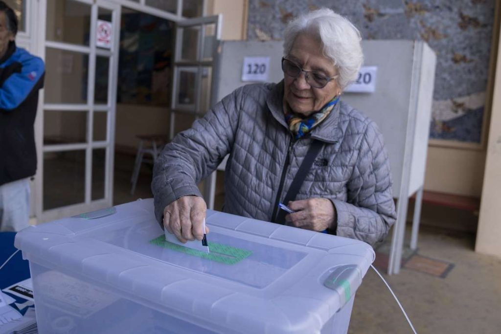 Los electores de Chile acudían este domingo a las urnas para elegir a los 50 redactores que deberán escribir una nueva Constitución