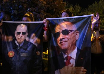 Simpatizantes del presidente turco, el islamista Recep Tayyip Erdogan, celebran los resultados preliminares de las elecciones presidenciales en Turquía, este domingo 14 de mayo de 2023. Foto: Tolga Bozoglu / EFE.