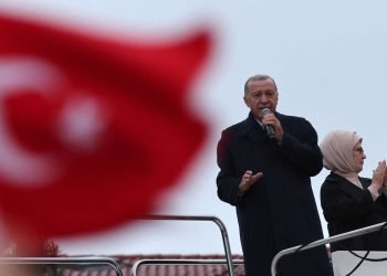 El presidente turco Recep Tayyip Erdogan habla a sus seguidores en Estambul, tras ser reelecto para un nuevo mandato en la segunda vuelta de las elecciones presidenciales. Foto: Tolga Bozoglu / EFE.