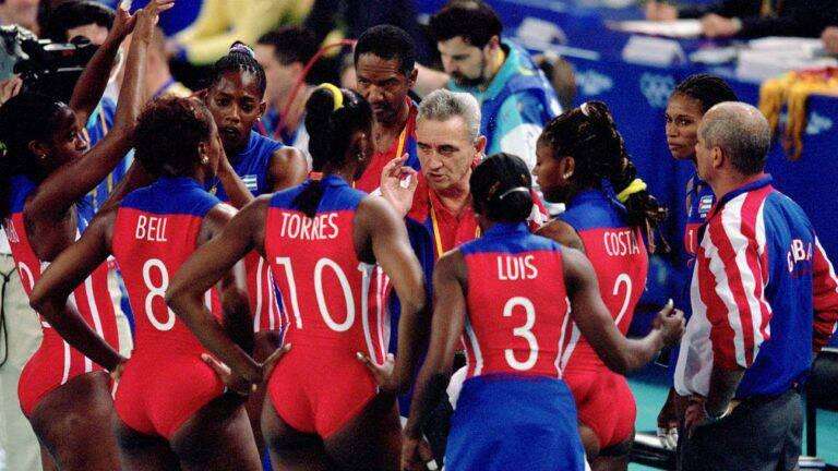 Eugenio George (al centro) ofrece instrucciones al equipo cubano durante los Juegos Olímpicos de Sydney 2000.