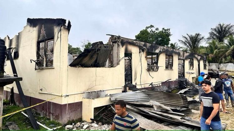Restos del dormitorio escolar luego del incendio.
Foto: KENO GEORGE /AP/ELPAIS.